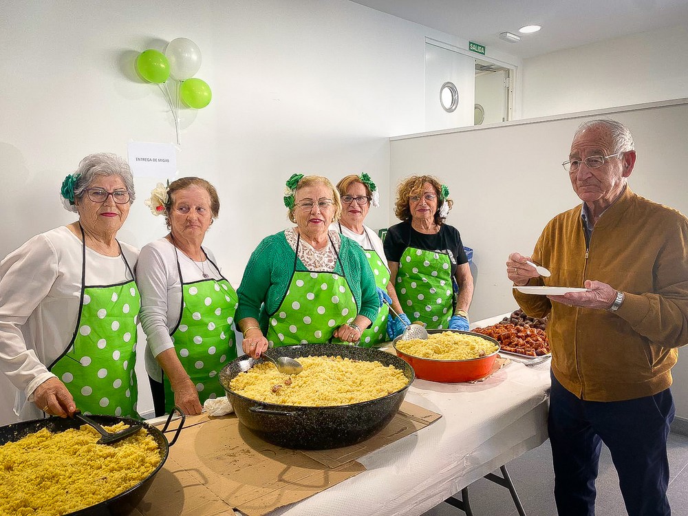 Roquetas de Mar celebra el Día de Andalucía con una gran participación vecinal disfrutando de las tradicionales migas