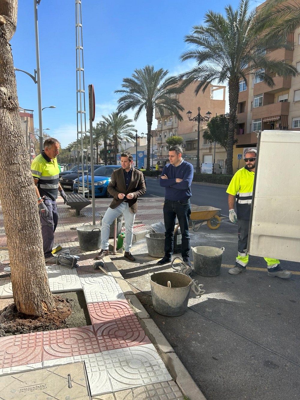 El Consistorio acomete trabajos de mantenimiento en distintas zonas de la Avenida Carlos III de Aguadulce