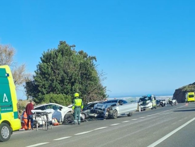 Varios heridos por una colisión frontal en Los Atajuelos