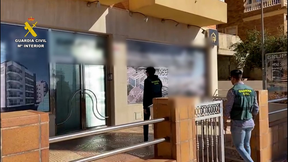 Detienen a los responsables de Grupo 21, la inmobiliaria de Roquetas acusada de estafar a sus clientes