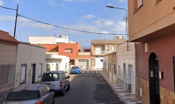 Una pelea entre okupas acaba con una muerte a puñaladas en Roquetas de Mar