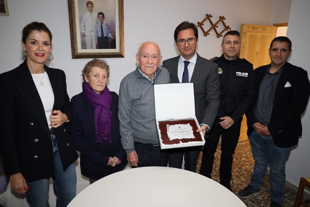 Reconocimiento municipal a uno de los primeros policías locales que tuvo El Ejido