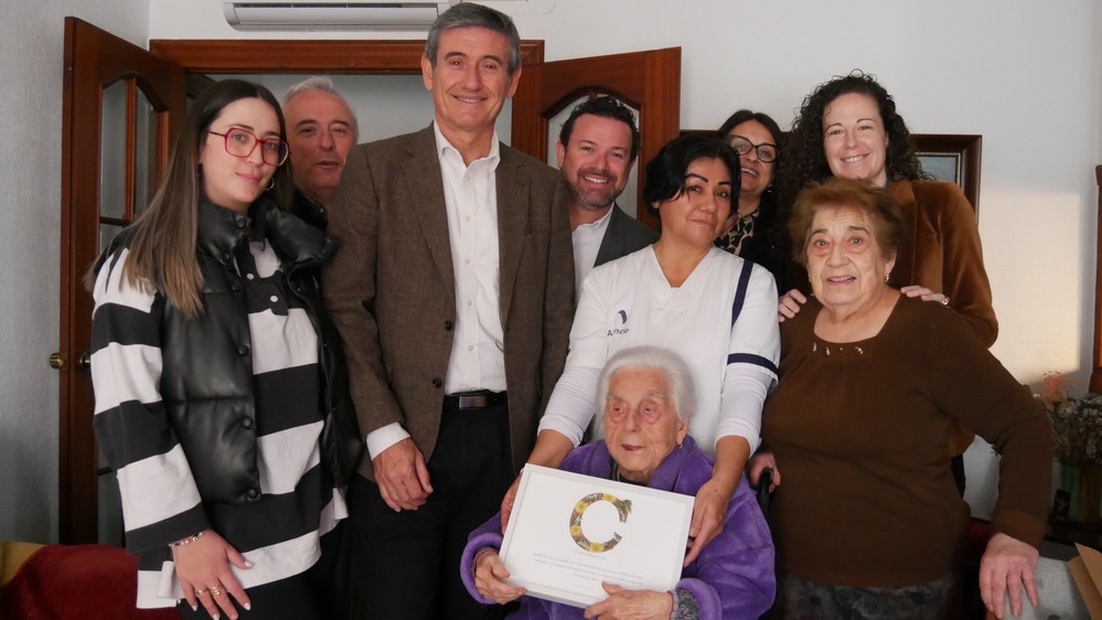 Manuel Cortés y Atende felicitan en Adra el 102 cumpleaños de la vecina y usuaria Carmen Márquez