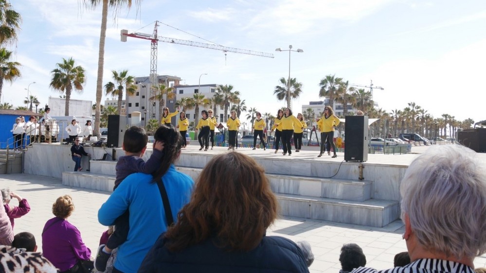 Pistoletazo de salida en Adra a la Semana de la Igualdad con deporte, baile y desayuno saludable junto al mar