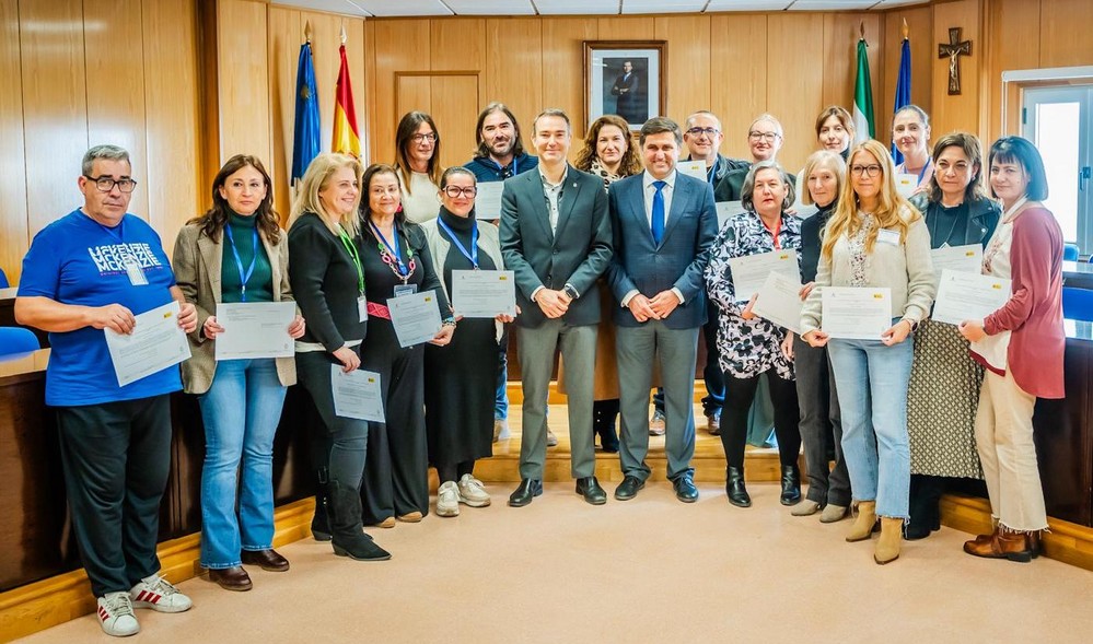 Junta y Ayuntamiento de Roquetas acreditan a desempleados la formación adquirida en materia de administración y archivo