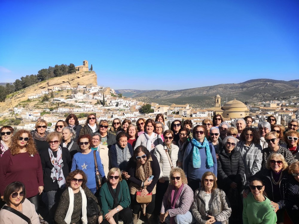 Más de medio centenar de abderitanas disfrutan de un viaje con perspectiva de género al municipio de Montefrío