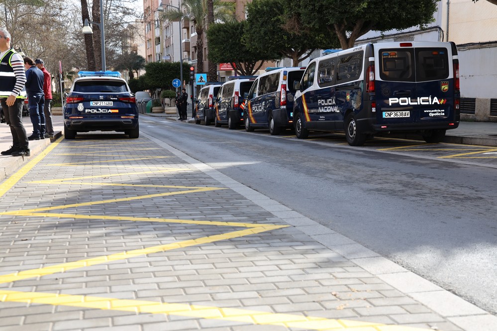 La Policía Nacional estrena zona de aparcamiento para 14 vehículos policiales con la colaboración del Ayuntamiento ejidense