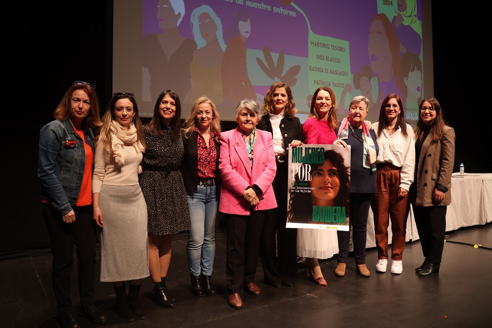 Alumnos de secundaria asisten a la mesa redonda ‘Dejando huella’ para concienciar sobre las desigualdades existentes entre hombres y mujeres