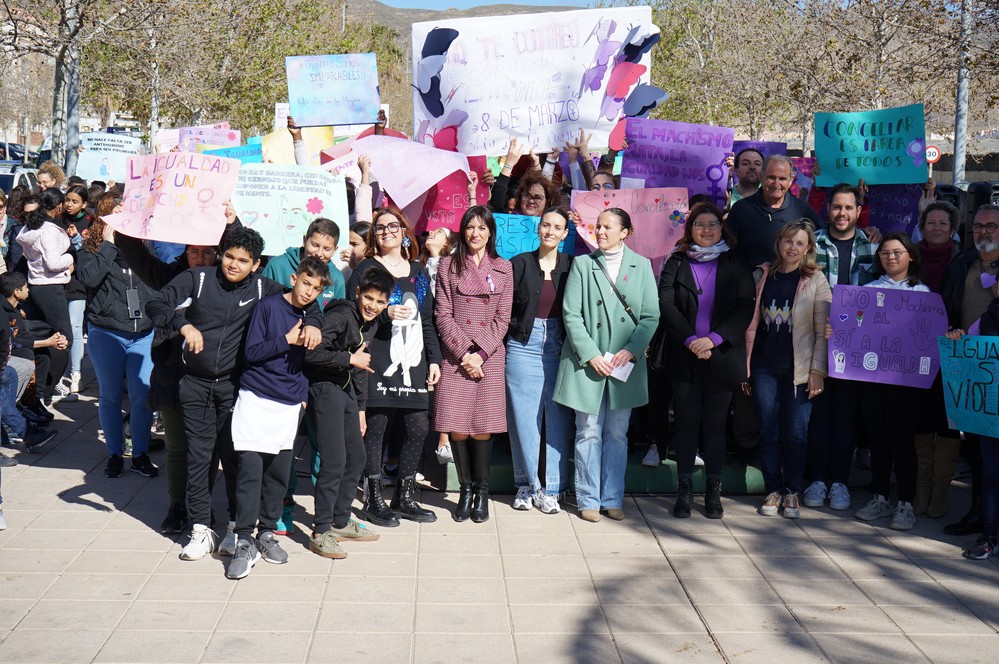 Decenas de estudiantes de Vícar participan en la manifestación del 8M