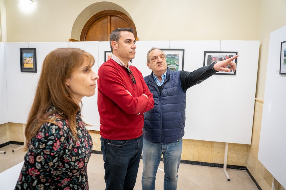 José María Ibarzábal expone sus pinturas basadas en ‘Roquetas marinera’ en el faro del municipio