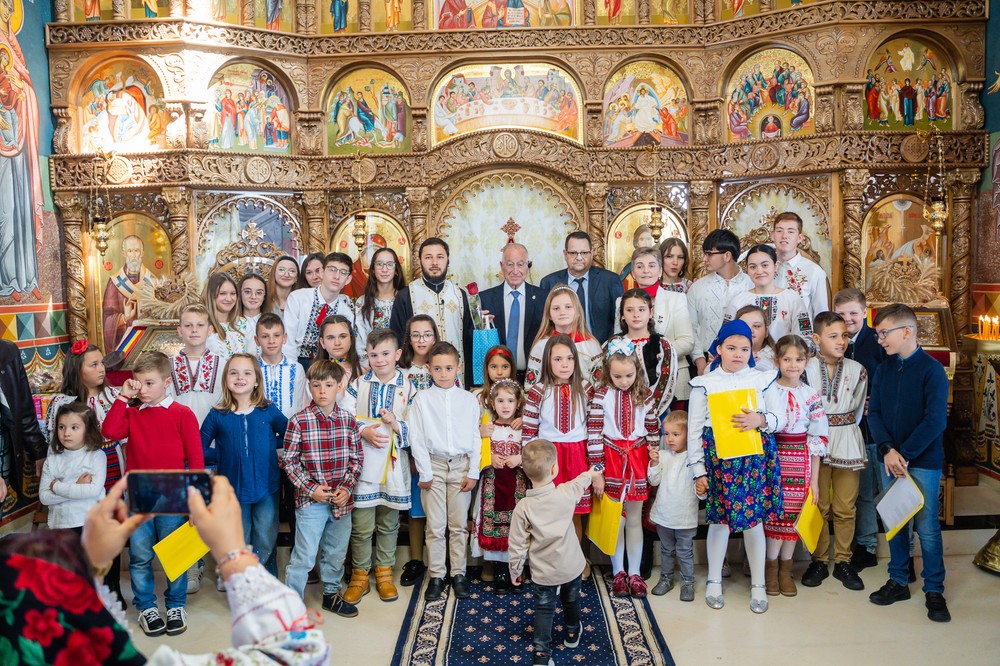 Amat asiste a la misa con motivo de la celebración del Día Nacional de la Madre en Rumanía en la basílica ortodoxa