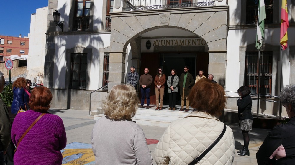 Adra guarda un minuto de silencio por el 11M en el Día Europeo en Memoria de las Víctimas del Terrorismo