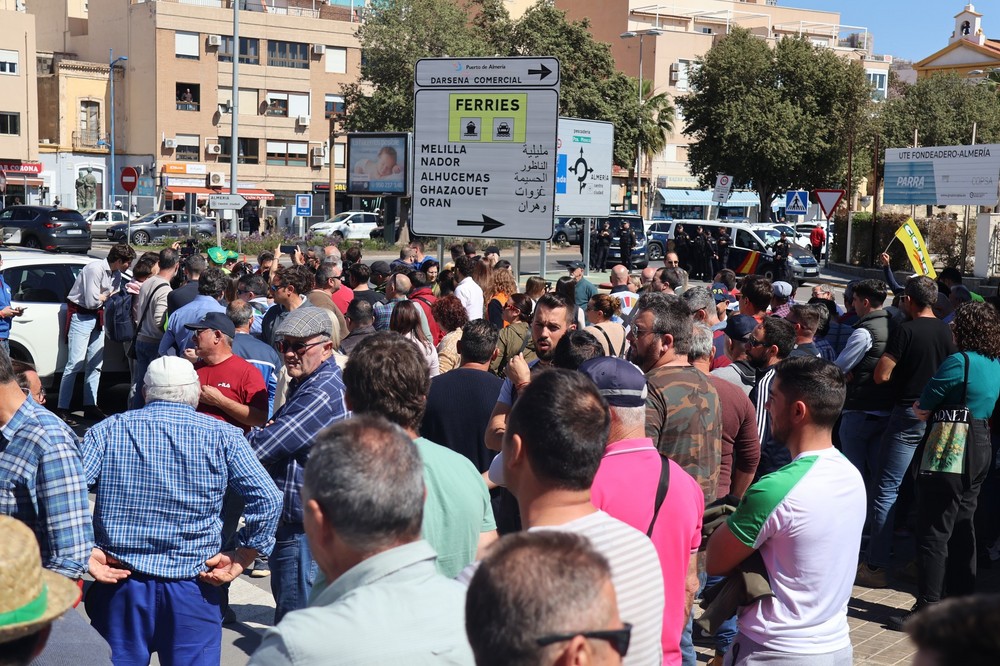 El Ayuntamiento de El Ejido, junto a los agricultores en su reivindicación en el Puerto de Almería
