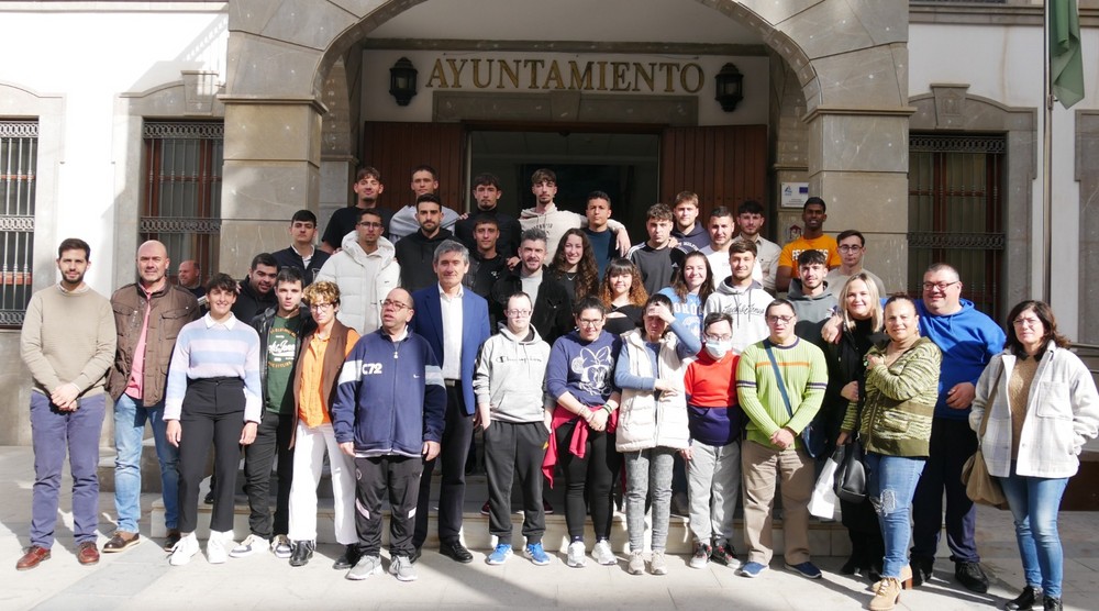 Manuel Cortés entrega diplomas acreditativos al alumnado del TSEAS del IES Abdera por ‘Jóvenes capacitados’