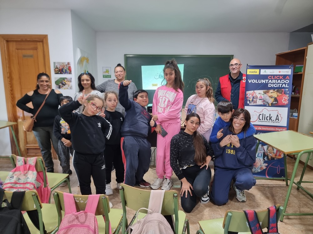 Alumnos de la comunidad gitana de Cabañuelas aprenden a identificar los riesgos del uso de las nuevas tecnologías