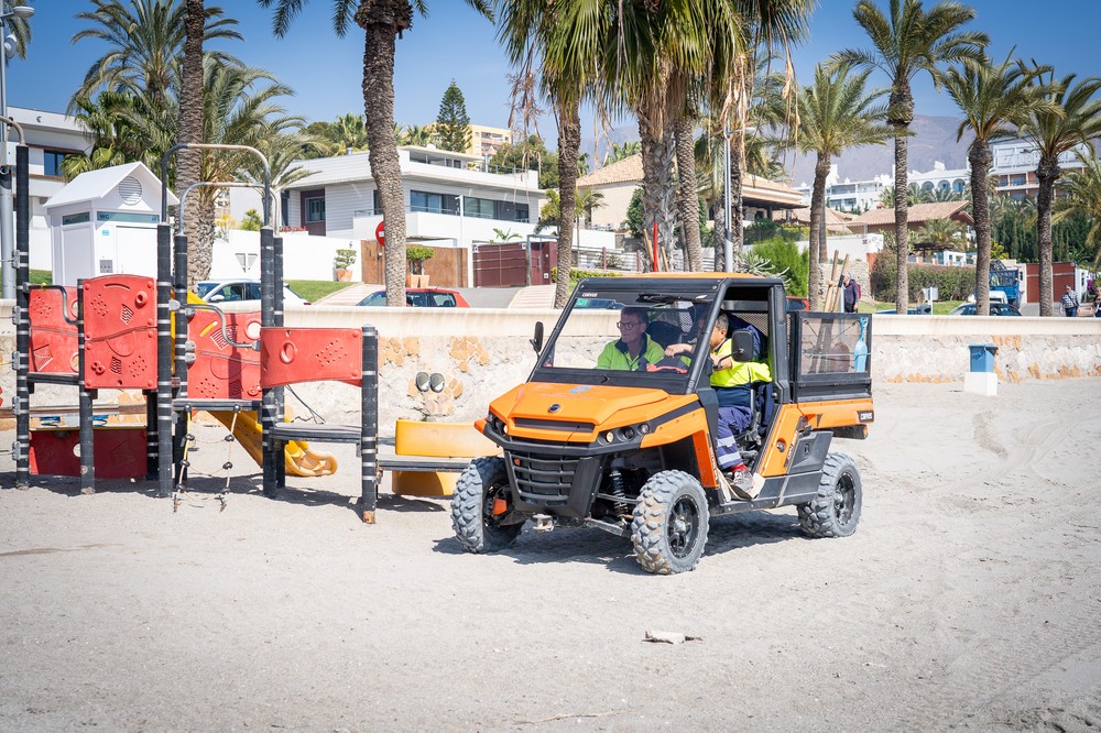 El Ayuntamiento “pone a punto” las playas de Roquetas de Mar de cara a la llegada de Semana Santa