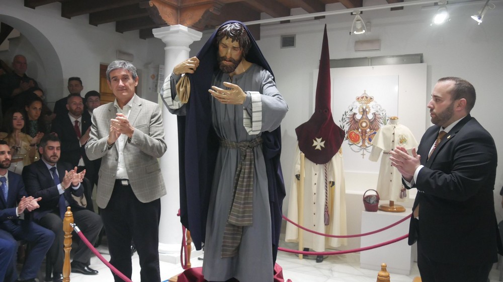 La Hermandad del Prendimiento de Adra presenta la imagen de Judas Iscariote y el nuevo hábito nazareno