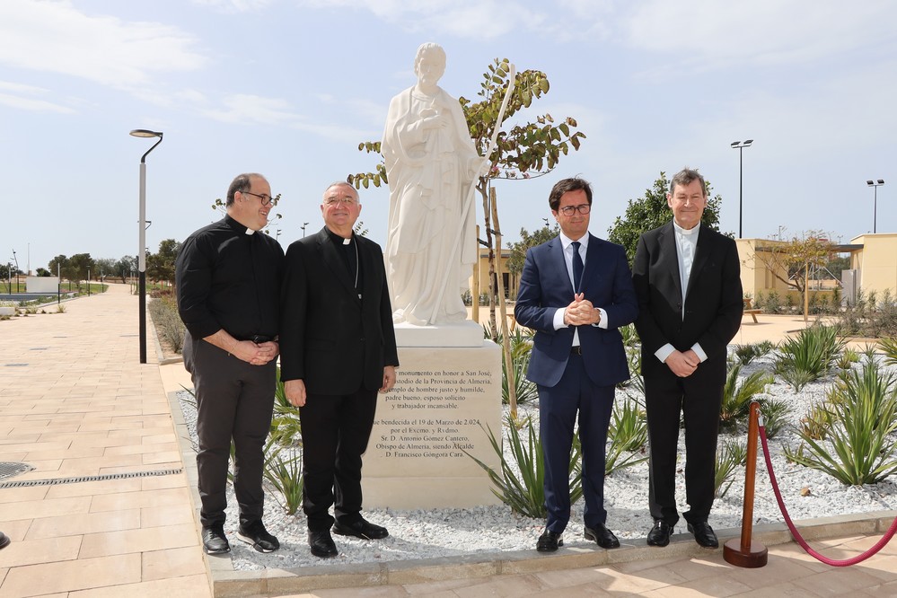 El Parque de San José luce ya una estatua dedicada al santo, Patrón y Custodio de la provincia de Almería