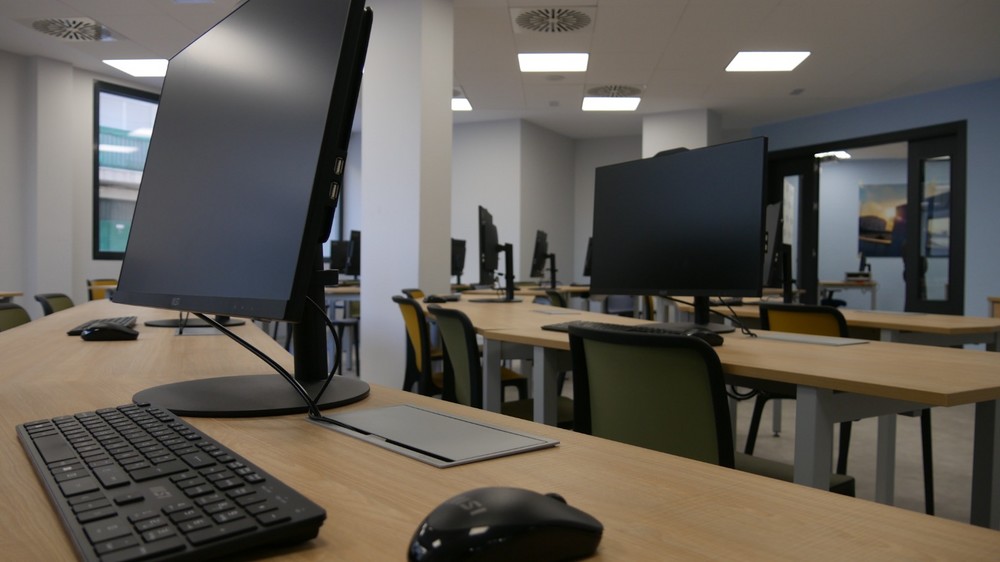 La Sala Tic y de Coworking de Adra, un espacio que ya disfrutan más de un centenar de usuarios y usuarias