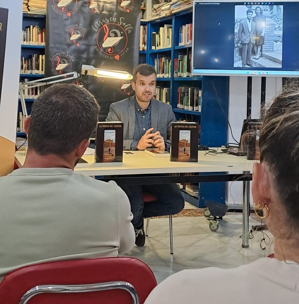 Vícar celebra el Día Mundial de la Poesía junto al escritor Francisco Cayuela