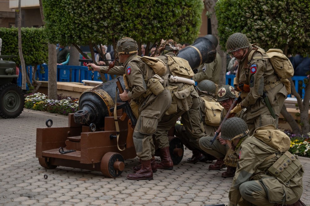 Una recreación de una batalla de la II Guerra Mundial reúne a cientos de personas en Roquetas de Mar