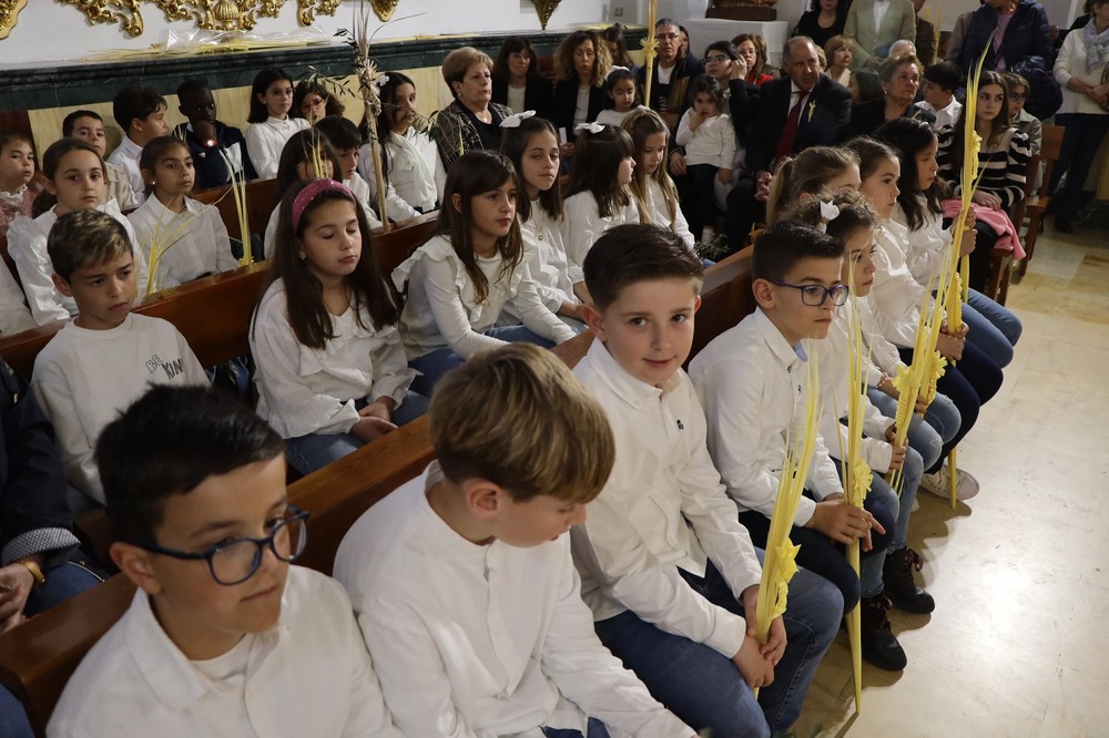 La procesión de la Borriquita recorre las calles de El Ejido portada por niños y niñas