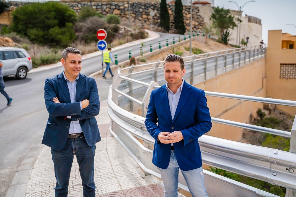 El Ayuntamiento instala una barandilla en la calle Baqueira Beret de Aguadulce para garantiza la seguridad de los vecinos