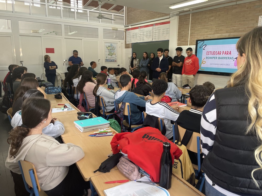 Vícar promueve entre los alumnos los beneficios de seguir formándose tras finalizar la educación secundaria