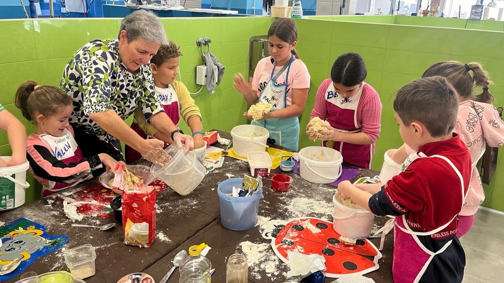 Medio centenar de niños y niñas disfrutan de los talleres de Cocina de Pascua en el Mercado de Adra