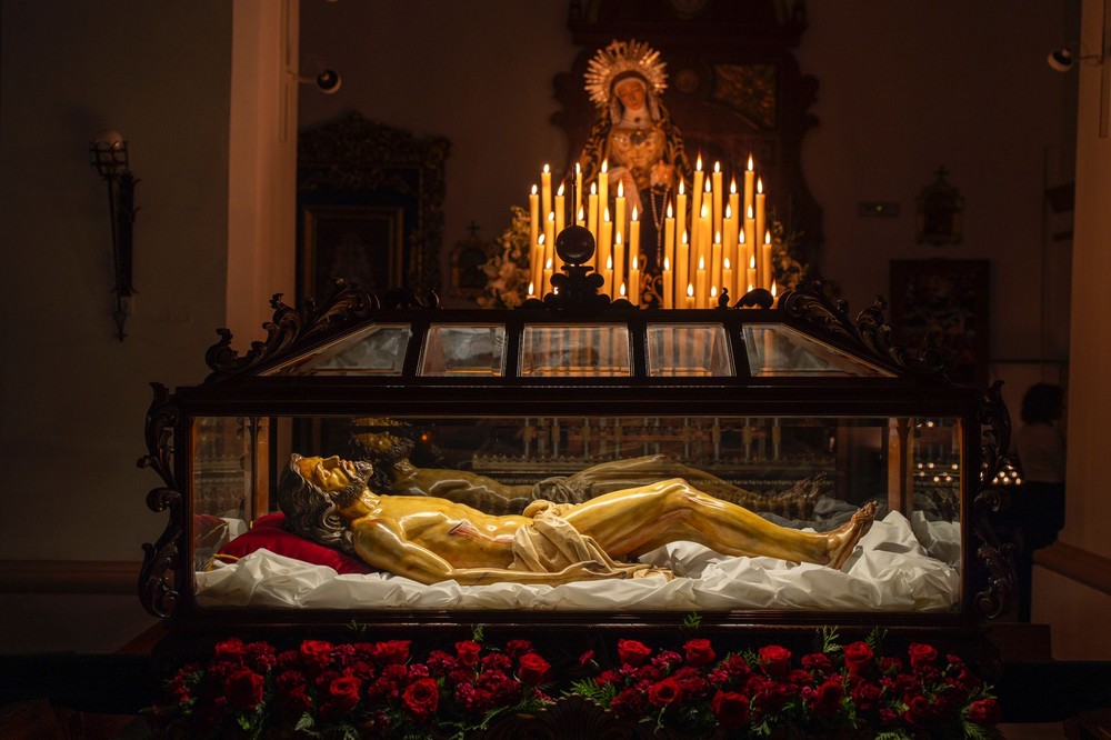 Adra enmudece este Viernes Santo con el Santo Entierro y María Santísima de la Soledad