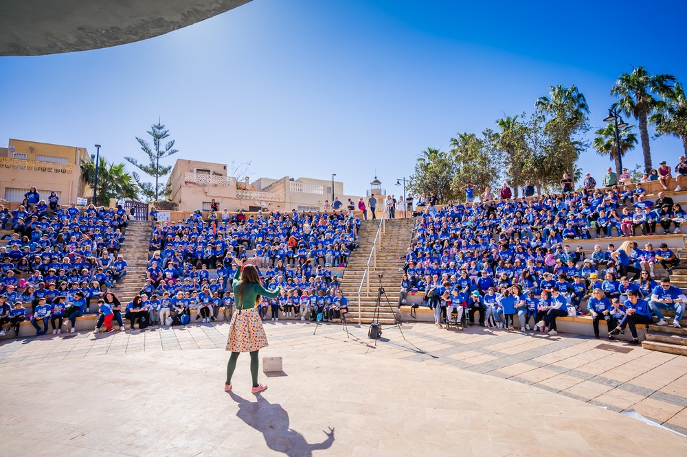 Los escolares de Roquetas de Mar participan en la VII Marcha Solidaria con motivo del Día Mundial del Autis-mo
