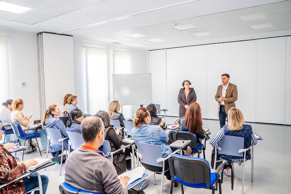 Cerca de 100 personas desempleadas en Roquetas adquieren formación en celador sanitario, atención turística y socorrismo