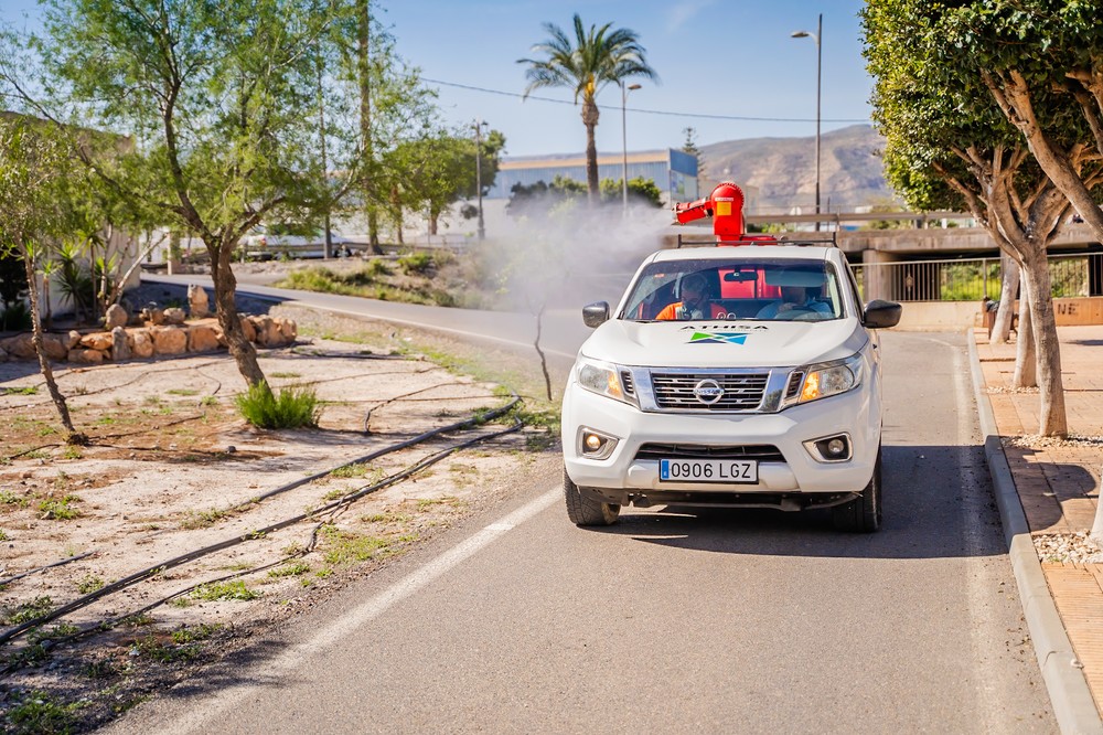 El Ayuntamiento de Roquetas de Mar continúa con los trabajos de fumigación contra la plaga de mosquitos