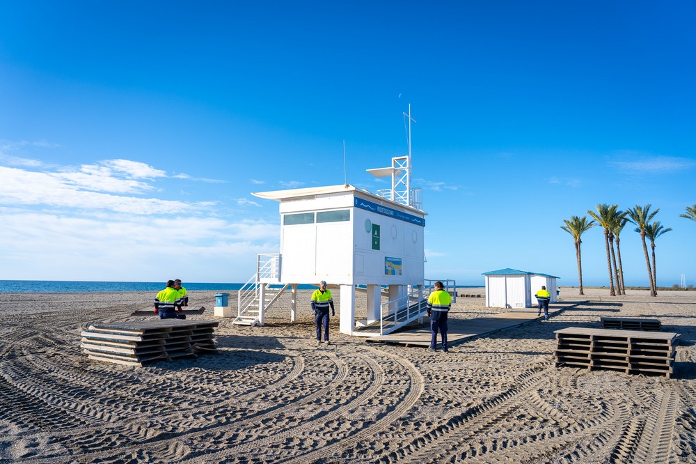 El Ayuntamiento finaliza la instalación de todos los equipamientos y servicios de las playas de Roquetas