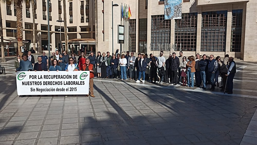 Trabajadores del Ayuntamiento de El Ejido se concentran para exigir la negociación real y no impositiva del Convenio Colectivo