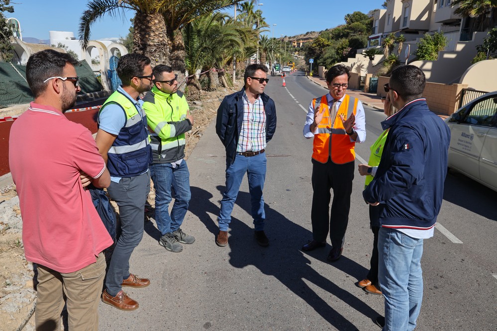 El Ayuntamiento avanza en las obras de ampliación de aceras y mejora de la seguridad y accesibilidad en la calle Alcor de Almerimar