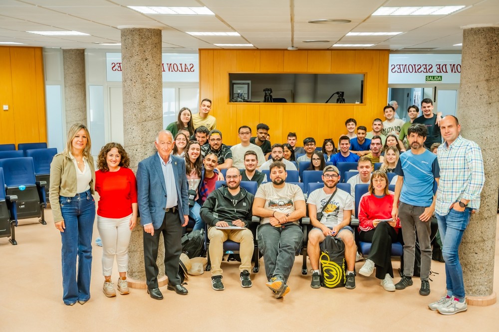 Universitarios valencianos conocen el desarrollo poblacional y la multiculturalidad de Roquetas de Mar