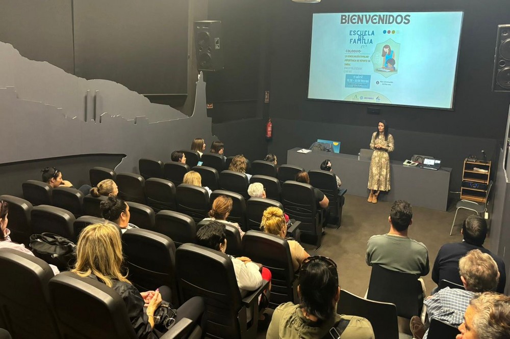 La Escuela de Familia de Adra celebra el coloquio ‘La conciliación familiar: importancia del reparto de tareas’