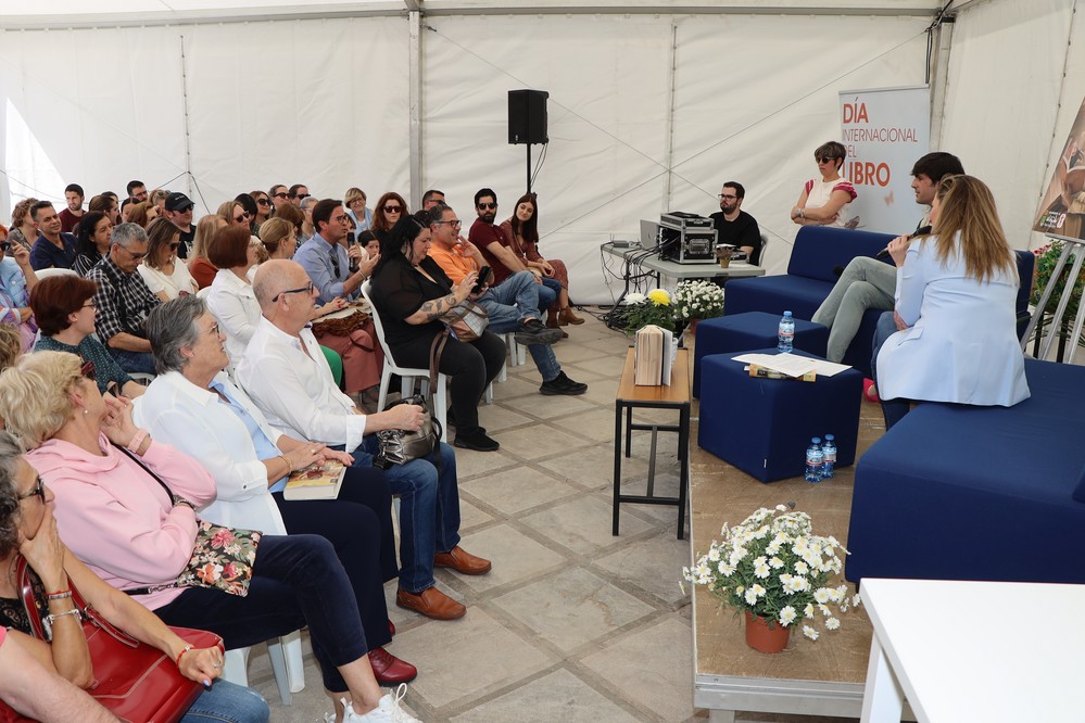El finalista del Premio Planeta 2023, Alfonso Goizueta, en la Feria del Libro de El Ejido