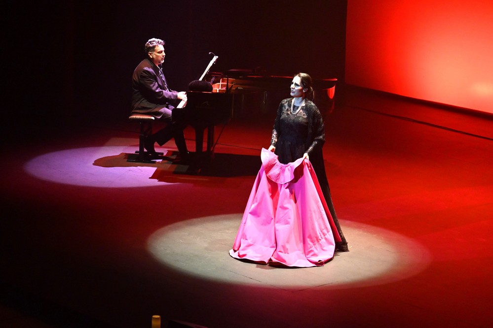 Diana Navarro homenajea a la copla con su espectáculo ‘De la Piquer a la Navarro’ en el Auditorio de Roquetas