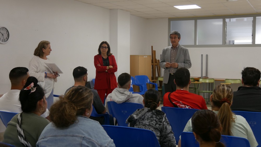 Manuel Cortés da la bienvenida a los 15 nuevos alumnos del Programa de Empleo y Formación