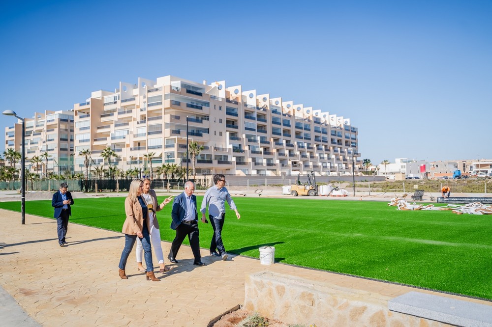 Amat visita las obras del futuro parque de Las Salinas que alcanzan ya un grado de ejecución del 80 por ciento