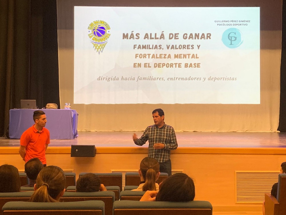 Club Baloncesto La Mojonera lleva a cabo una gran jornada de formación Mojonera  para mejorar la salud emocional, estrés competitivo y valores deportivos de sus jugadores, entrenadores y familias