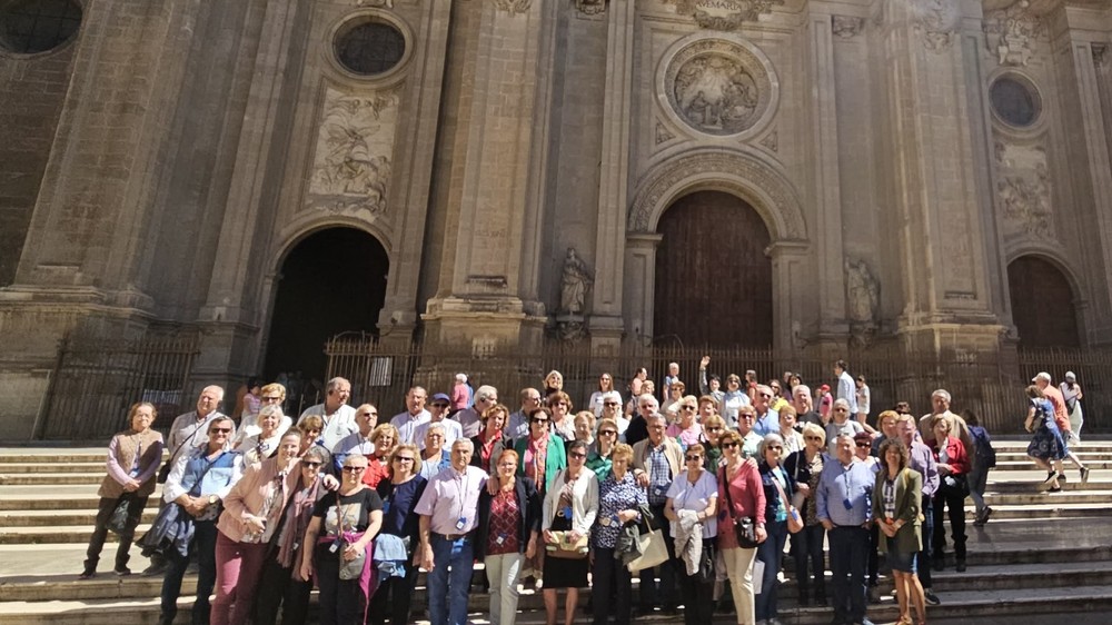 Más de medio centenar de personas mayores de Adra conocen la ciudad de Granada