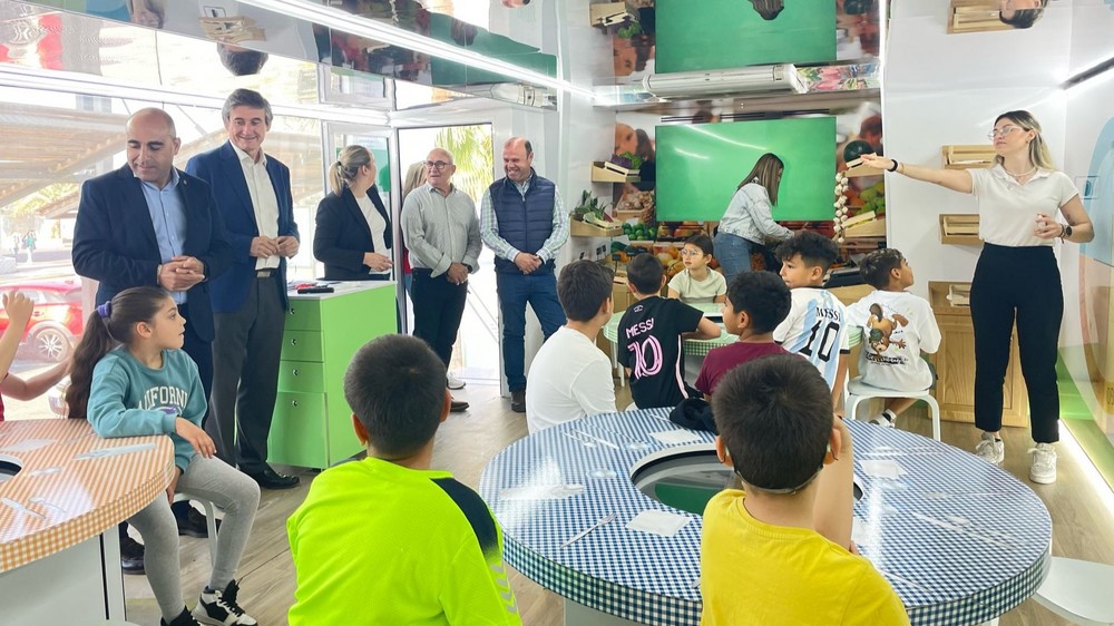 La ciudad de Adra recibe al ‘Frutibús’, un aula móvil que fomenta los hábitos de alimentación saludables