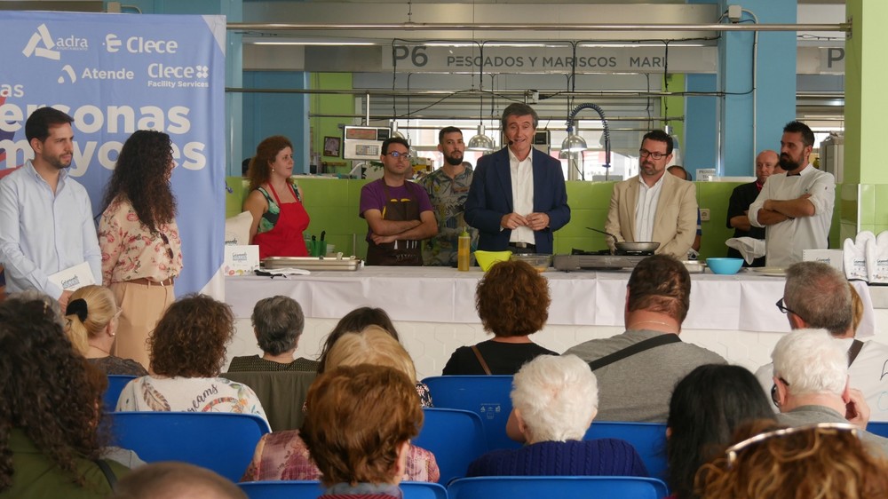 Ayuntamiento y Clece presentan el recetario 'Saboreando Dulces Recuerdos' en el Mercado de Adra