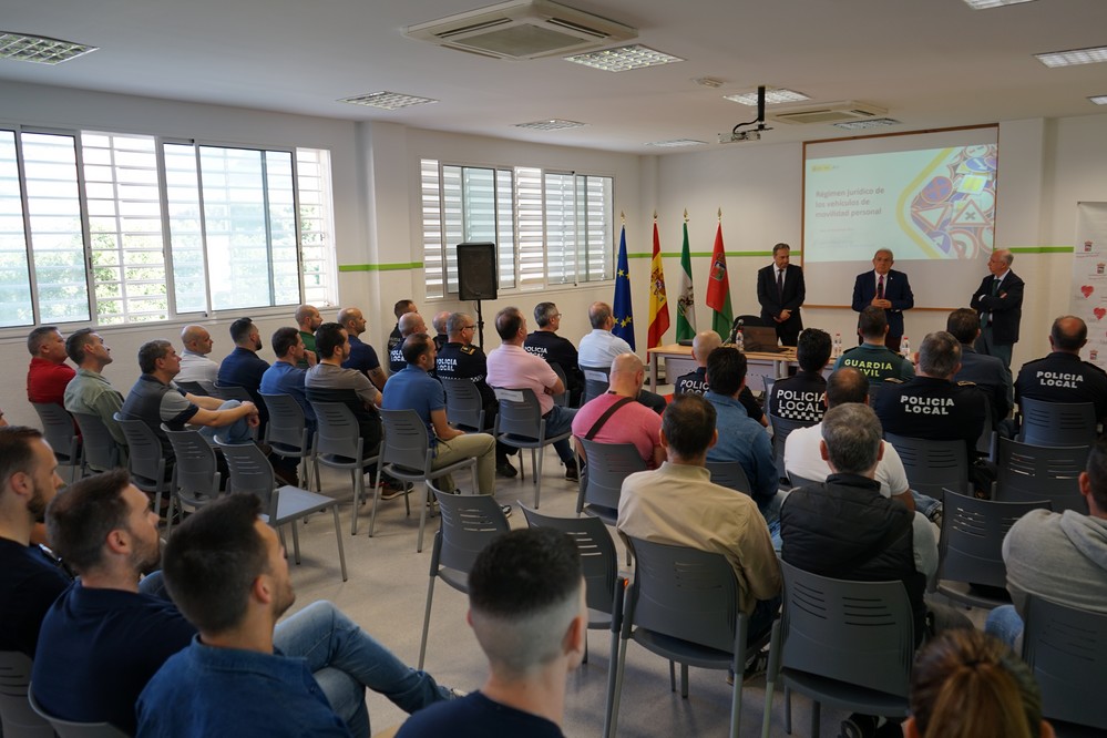 Vícar reúne a más de medio centenar de agentes de toda la provincia en la I Jornada sobre Seguridad Vial y Movilidad Personal para Policía Local