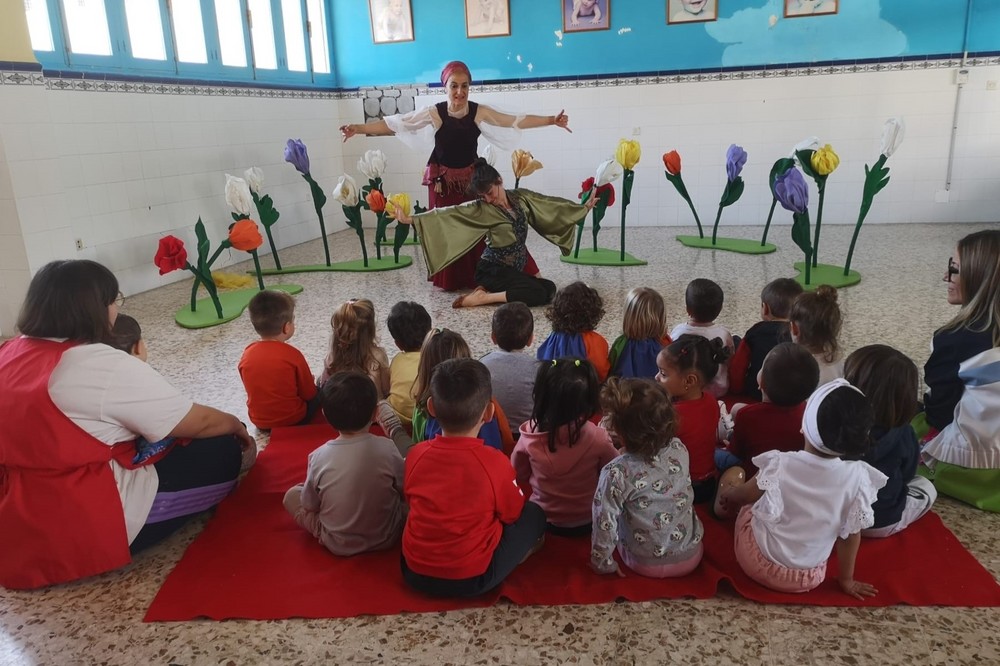 Los niños y niñas de la Guardería Municipal de Adra disfrutan del teatro de Abecedaria