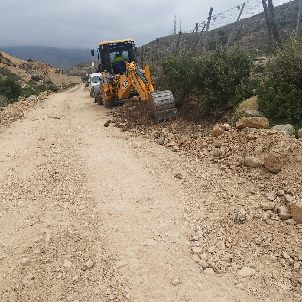 El Ayuntamiento de Dalías repara los caminos rurales afectados por las lluvias