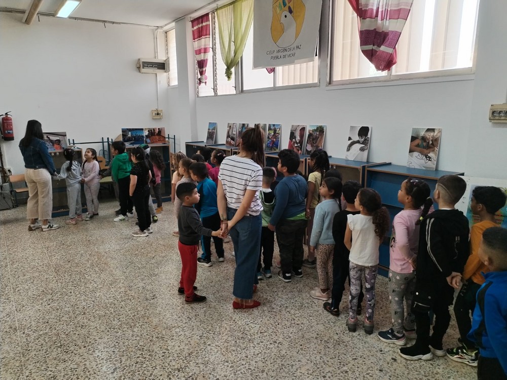 La exposición ‘Miradas que derriban muros’ invade la biblioteca del CEIP Virgen de la Paz